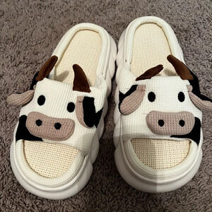 NWT Women’s Cow Slide-On Sandals 9-10 Narrow Fit